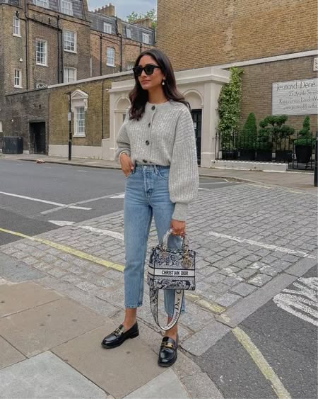 Outfit con suéter gris, jean claro y mocasines negros