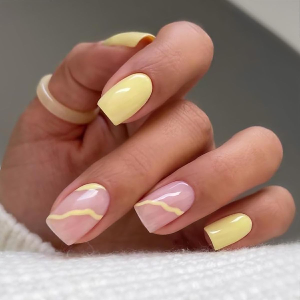 Uñas amarillo pastel