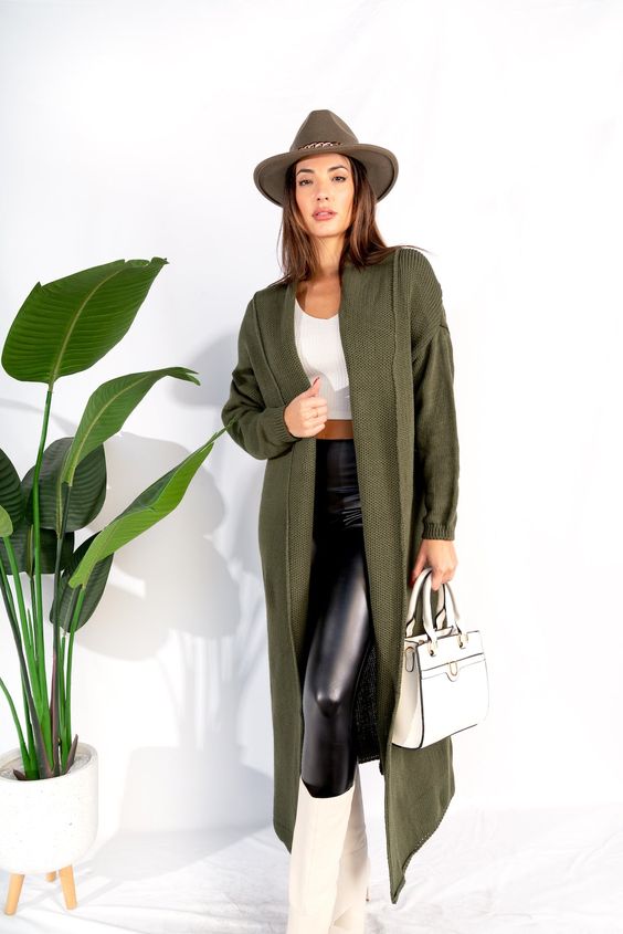 Cardigan largo con leggins y botas