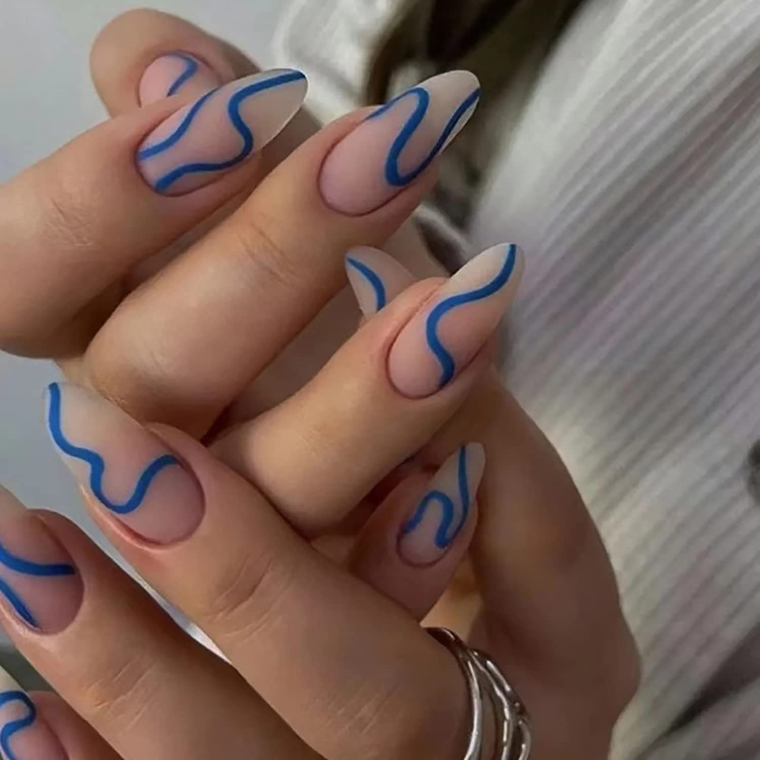 Uñas abstractas minimalistas
