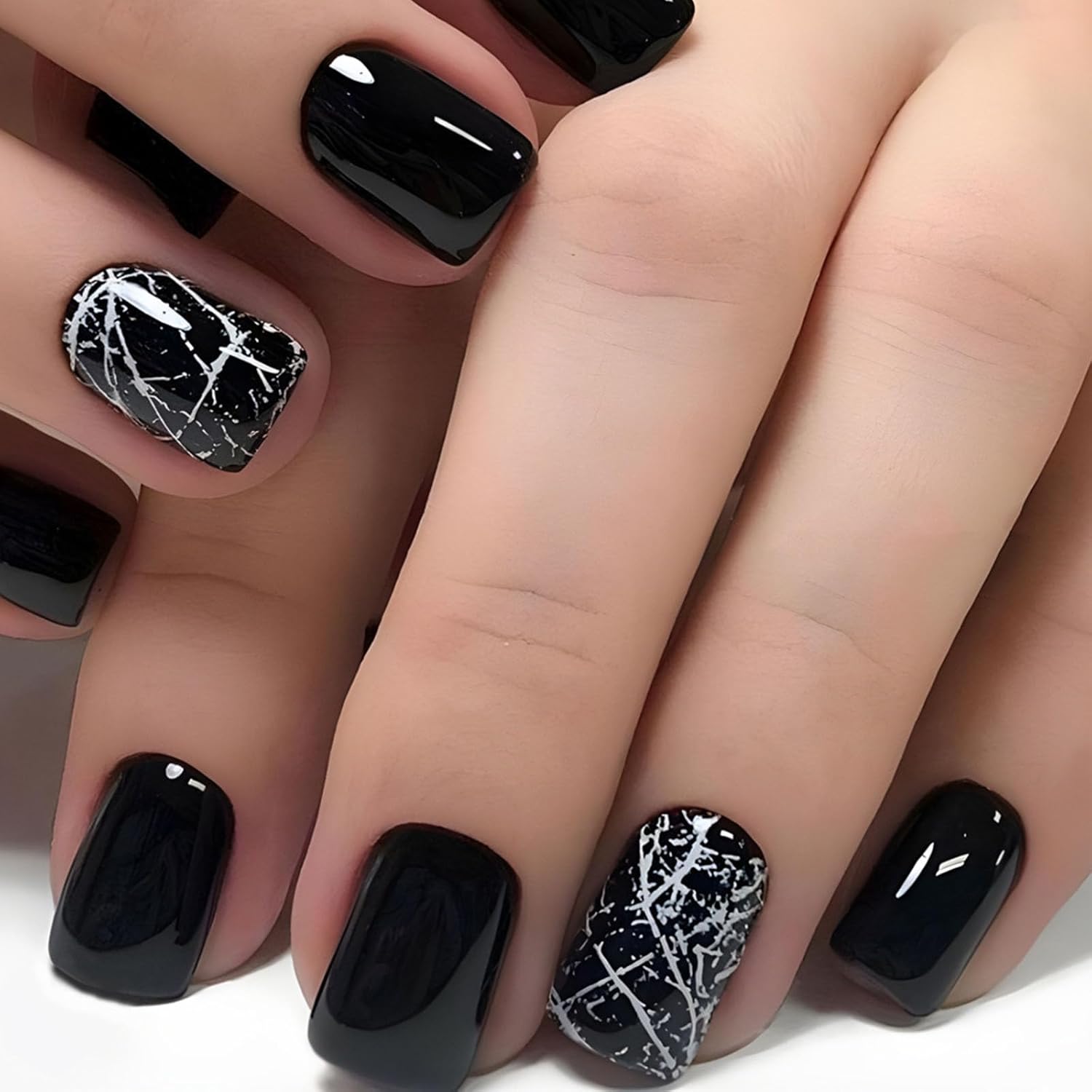 Uñas negras con efecto mármol