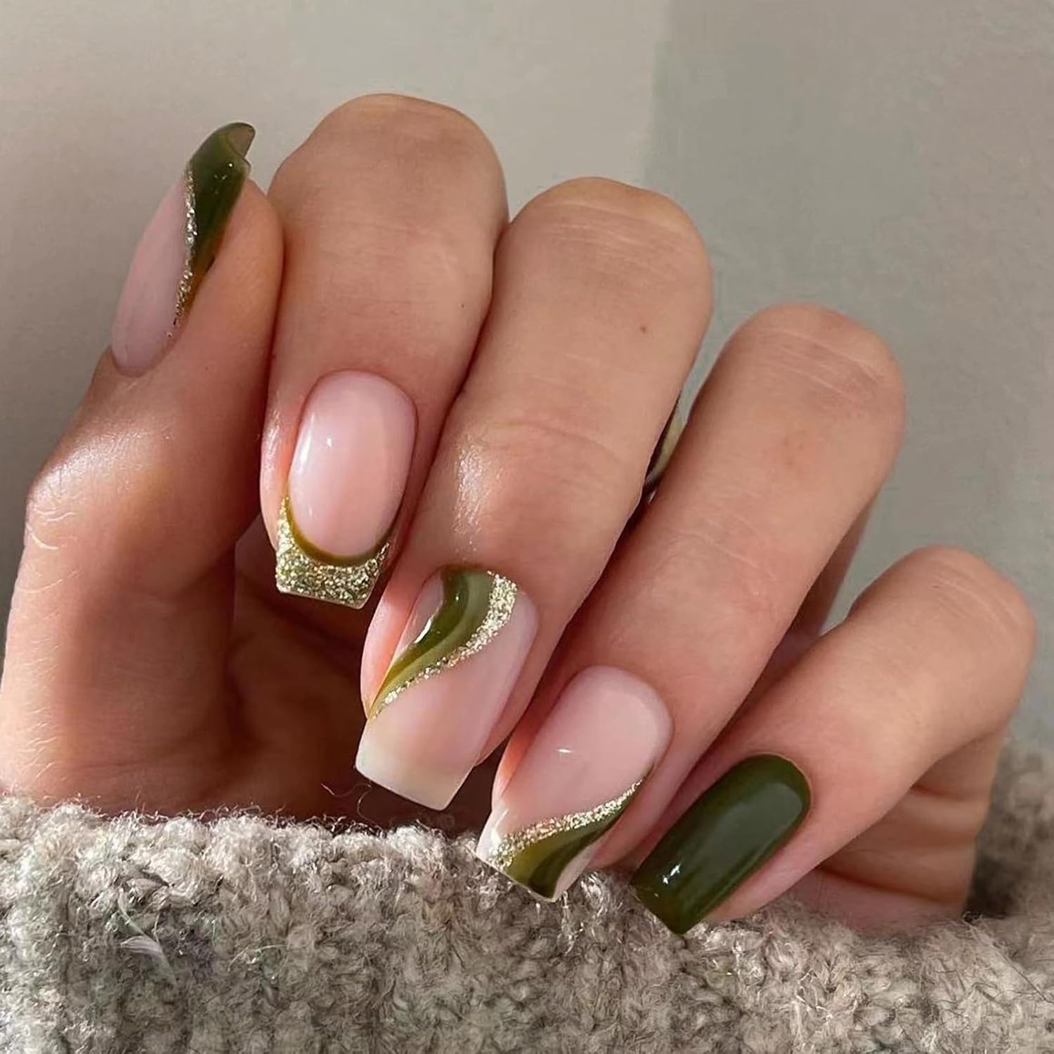 Uñas verde oliva