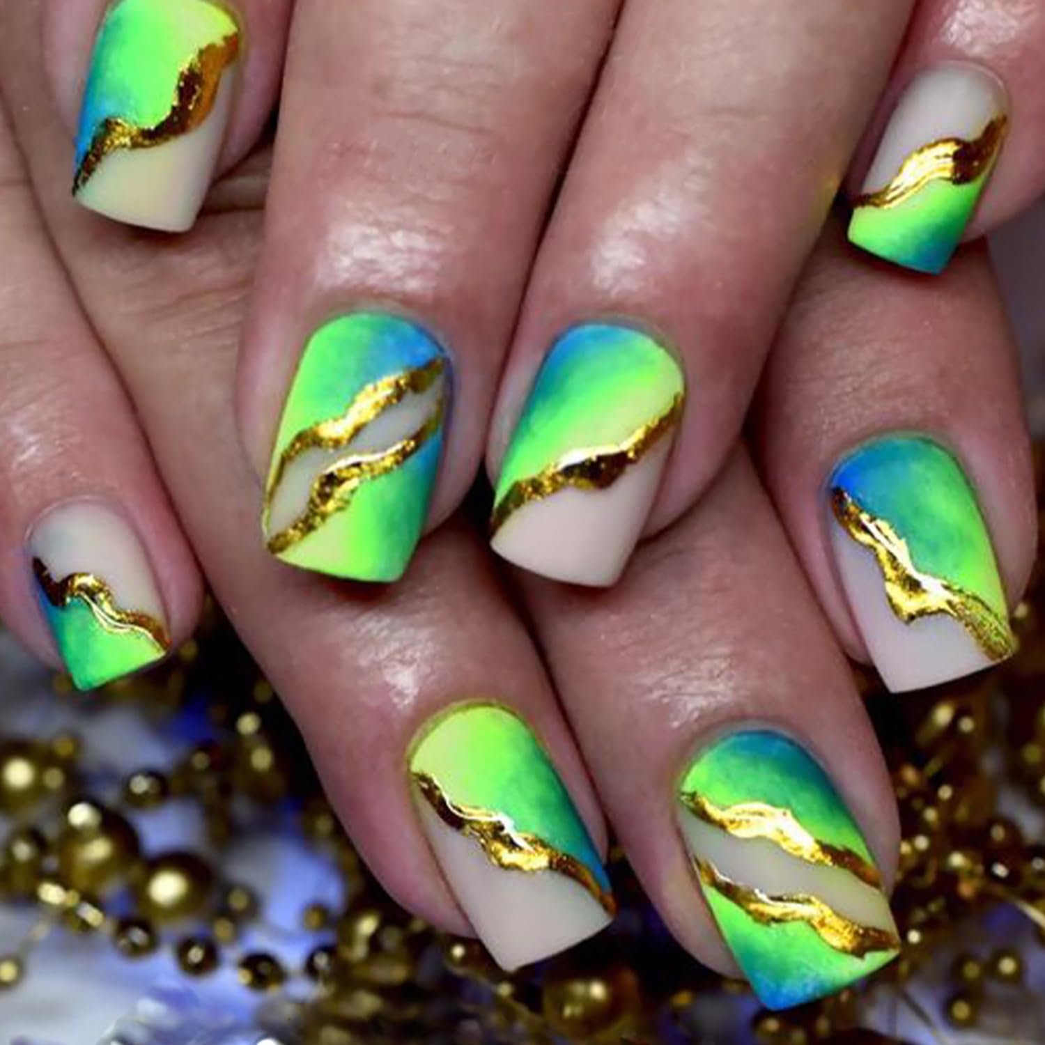 Uñas neón con espacio negativo