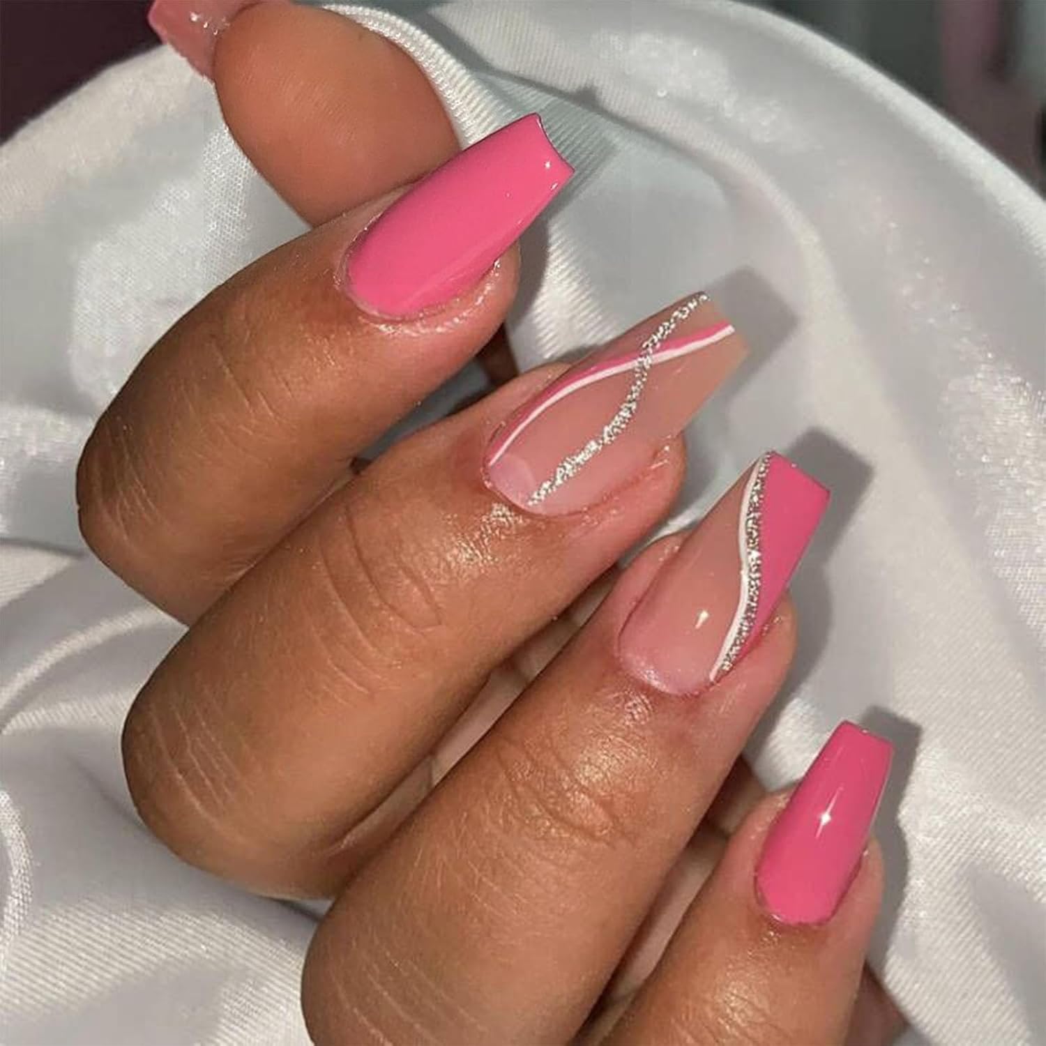 Uñas neón con detalles metálicos