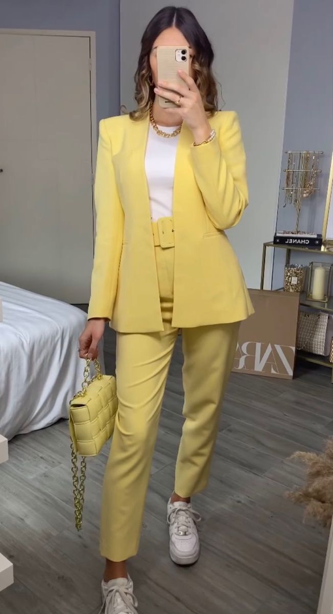 Outfit en color amarillo