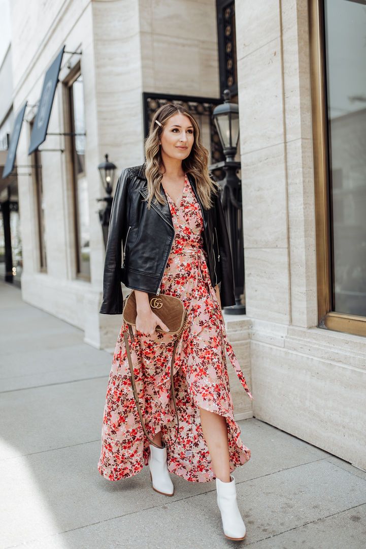 Outfit con vestido floral, chaqueta de cuero y botines
