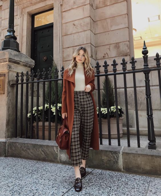 Pantalones de cuadros con suéter de punto fino y abrigo de lana