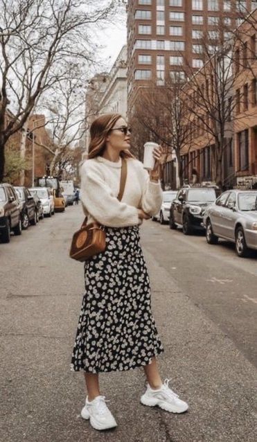 Outfit con suéter, falda y tenis