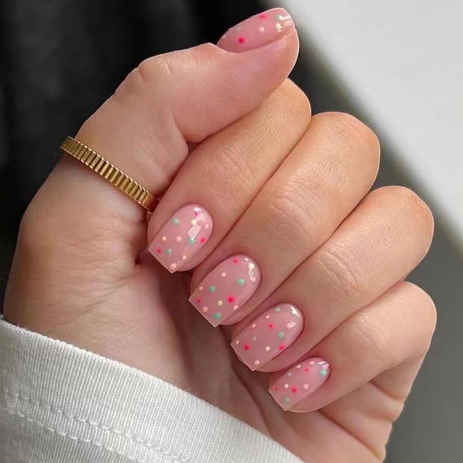 Uñas minimalistas con puntos