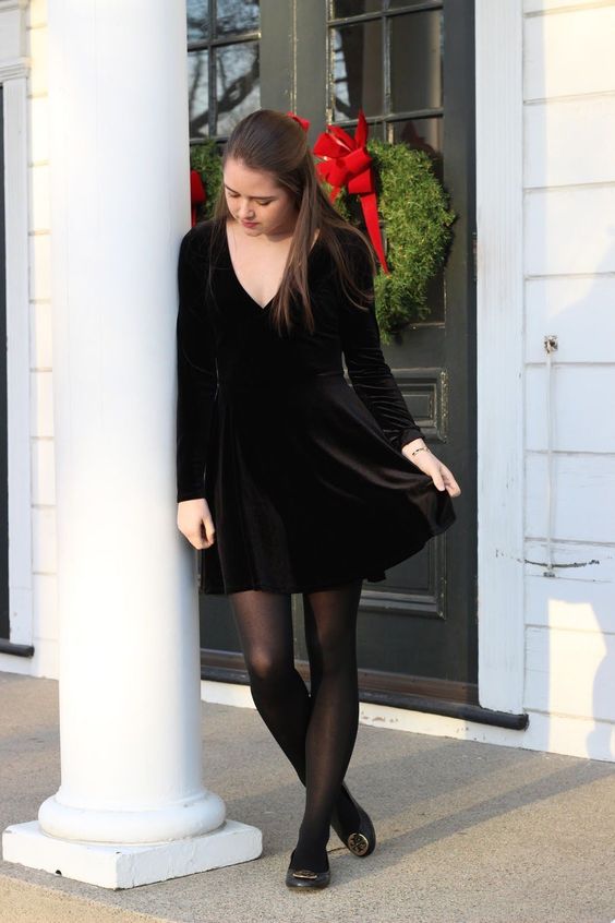 Vestido de terciopelo con medias opacas y botines