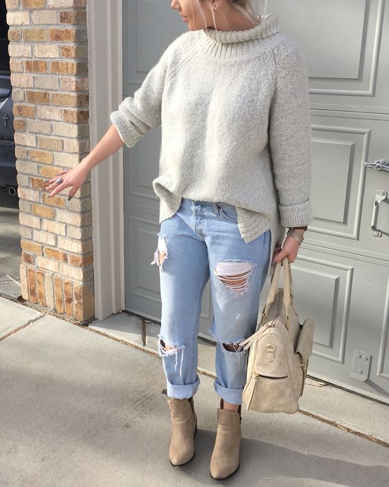 Jeans boyfriend con sueter de cuello vuelto y botas