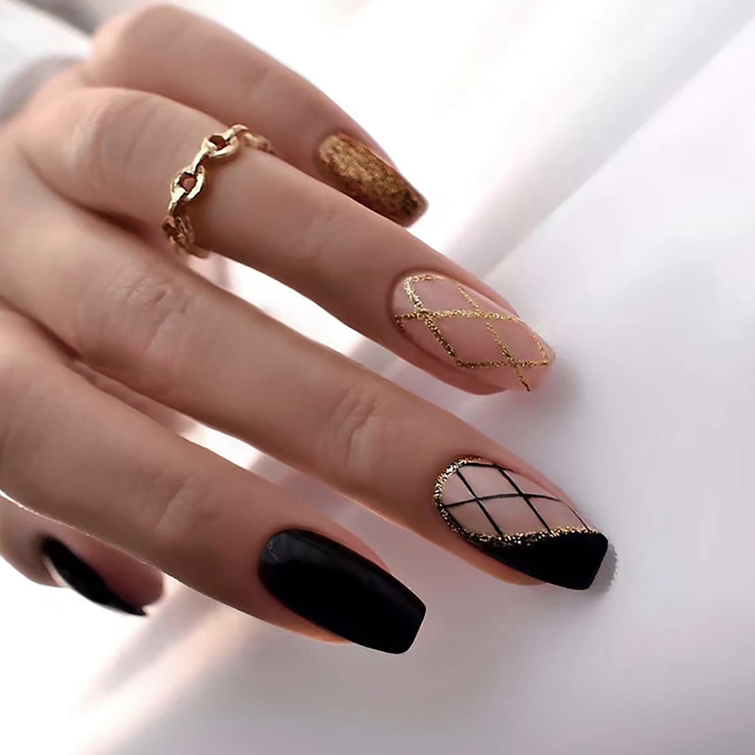 Uñas con líneas finas y elegantes