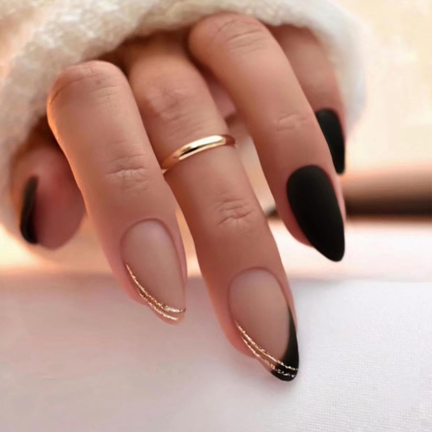 Uñas mate negras con detalles en dorado