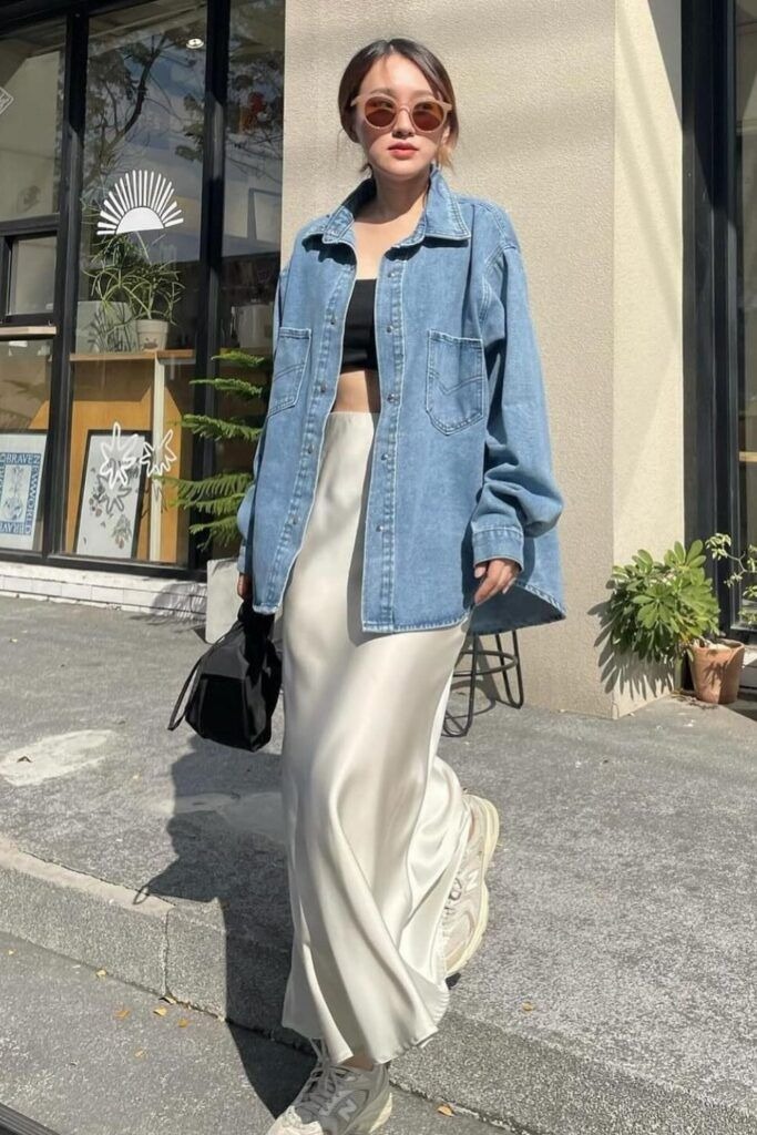 Outfit con falda en satén y chaqueta en denim