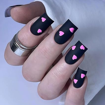 Uñas negras mate con tonos rosas