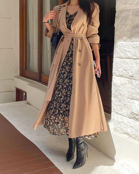 Gabardina con vestido de flores y botines