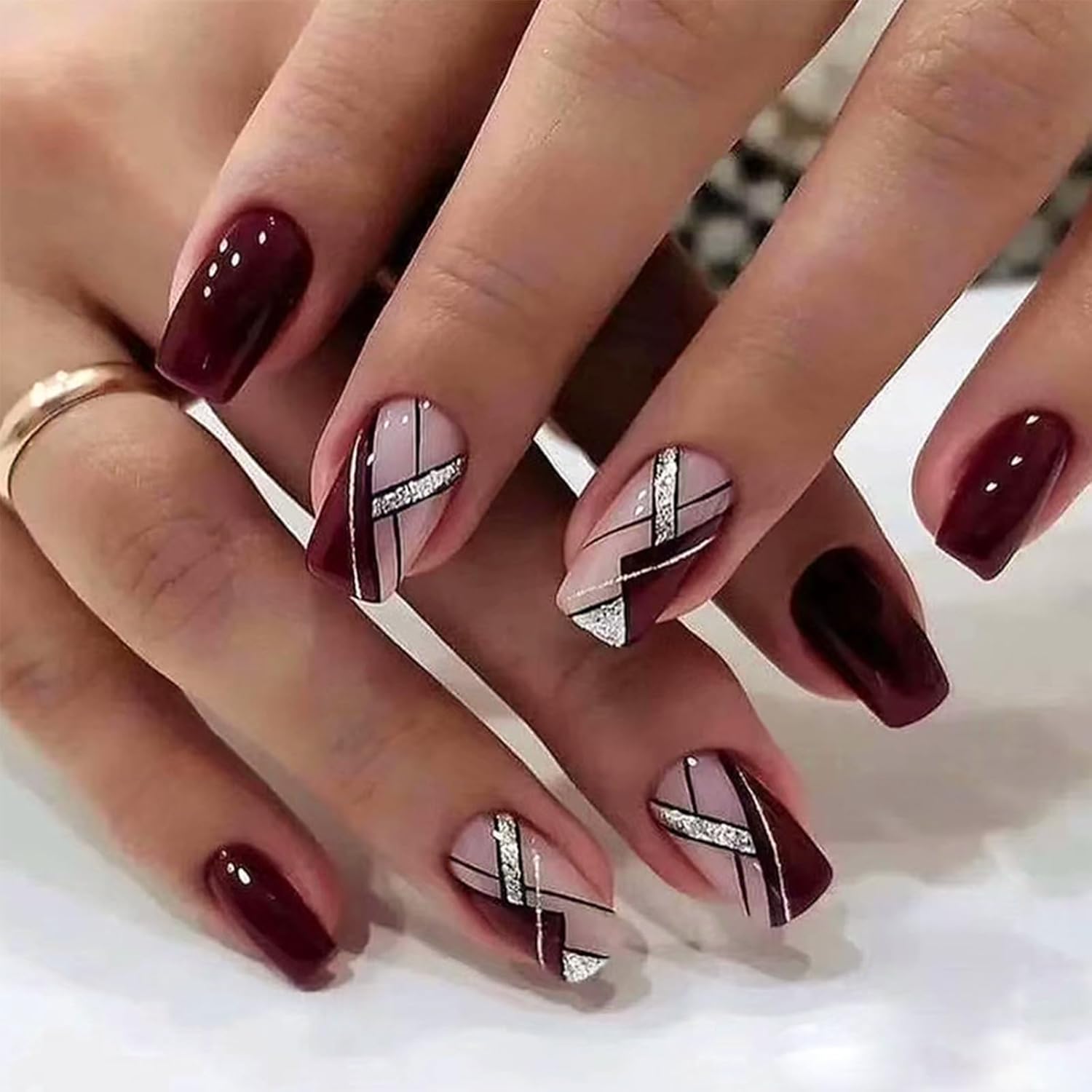 Uñas con líneas geométricas
