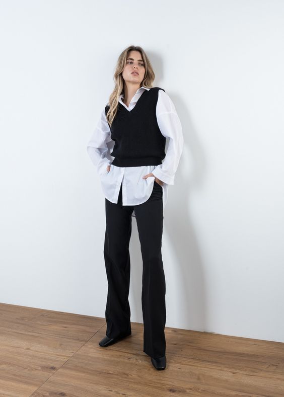 Chaleco de punto con camisa blanco y pantalones de corte recto