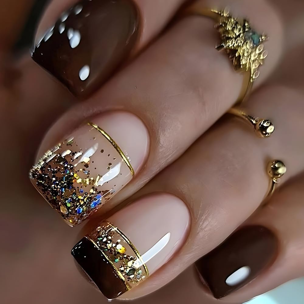 Uñas con detalles dorados
